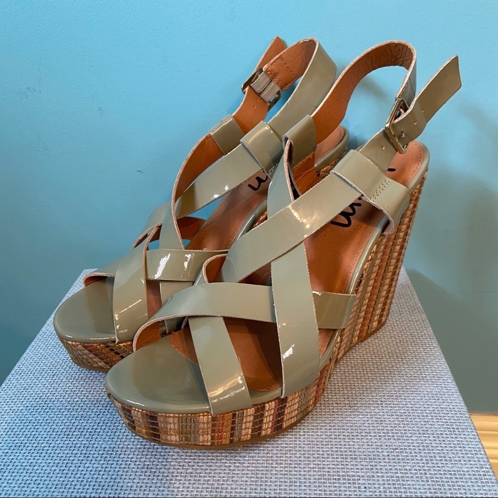 K&M platformโ sandals
